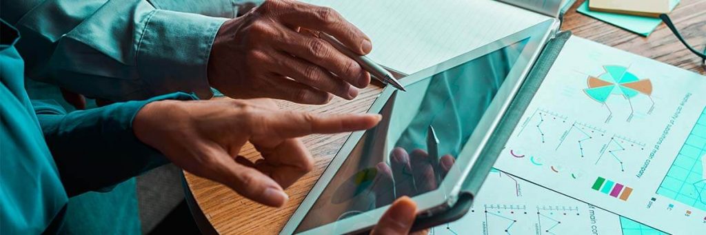 empresários analisando gráficos em um tablet