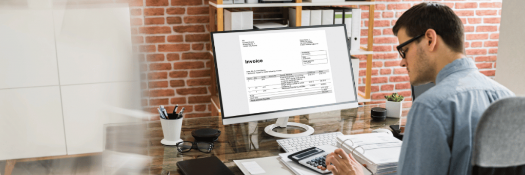 Homem observando uma tela de computador.