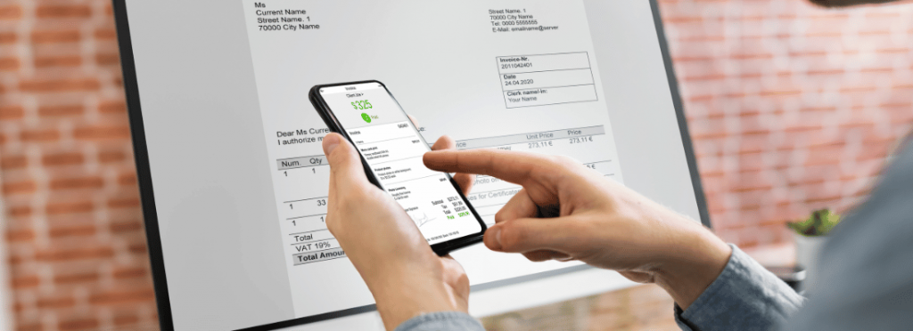 Homem usando celular